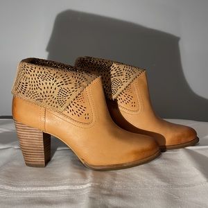 NIB UGG Thames foldable heeled bootie size 7